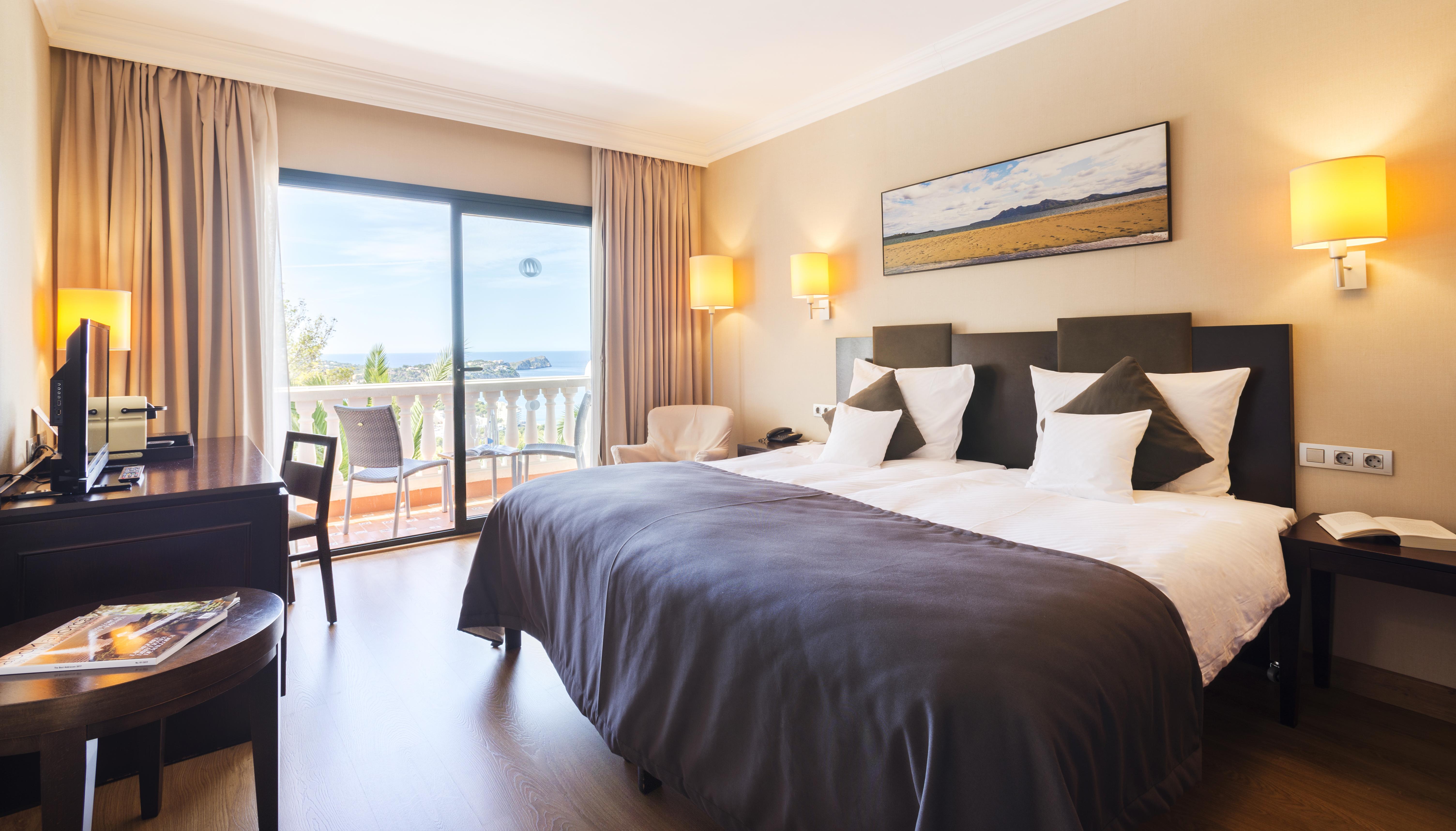 Hilton Mallorca Galatzo Peguera Exterior photo A typical hotel room